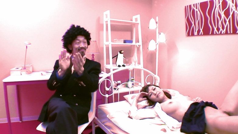 Asian Girls Entertainment: Tetona japonesa universitaria recibe una polla dura en su peludo...