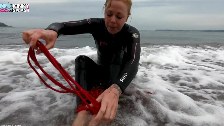 UKCuteGirl: Wykręcony w skafandra - wyzwanie ucieczki liny na plaży