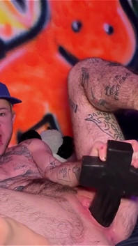 タトゥー入りのTboy XXXがXLクロスディルドでピンクの男の子の秘部を伸ばす