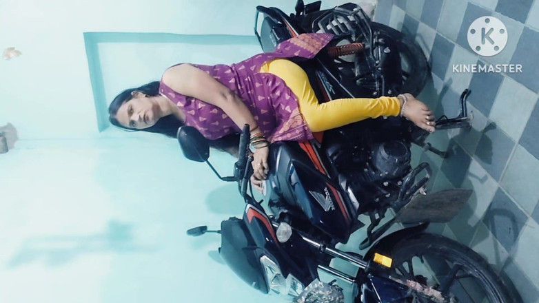 Lustykajolbhabhi: Yengenin seksi üvey annesi bisiklette sikiliyor