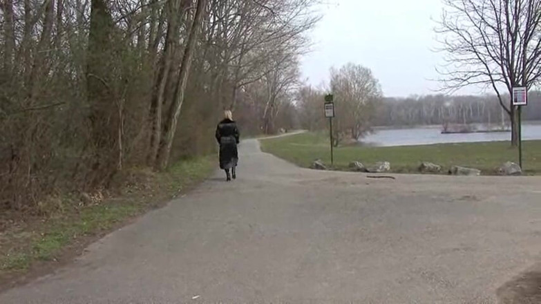 Femdom Austria: Une salope en cuir pisse sur une jetée