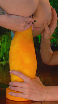 Elf comel mengongkek Fairy dengan dildo besar dan lubang penumbuk