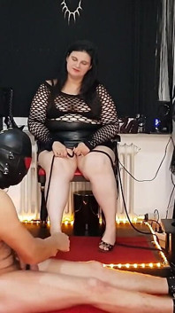 Dominująca brunetka kochanka dręczy swoją uległą niewolnicę