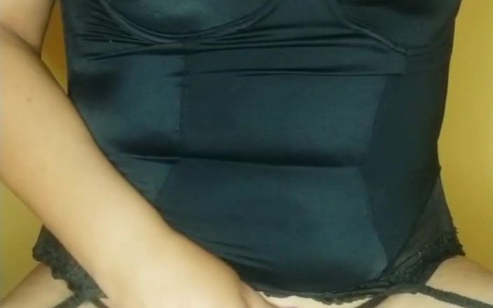 Carla Villalobos: Versautes und geiles junges mädchen masturbiert und pinkelt in ihr...