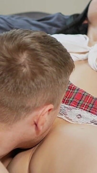 Lecherige echtgenoot poesje likt het poesje van zijn meisje en ze krijgt orgasme stuiptrekkingen.