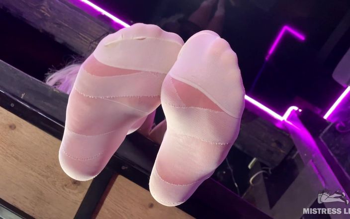 Mistress Legs: 바 카운터에서 흰색 팬티 스타킹을 입은 여주인의 발 아래