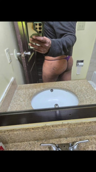 Shaking Ass and Cumming No Hands