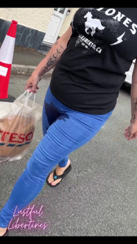 Bagno Pubblico in Jeans - Perché Trattenerla Quando Si Sente Così Bene?