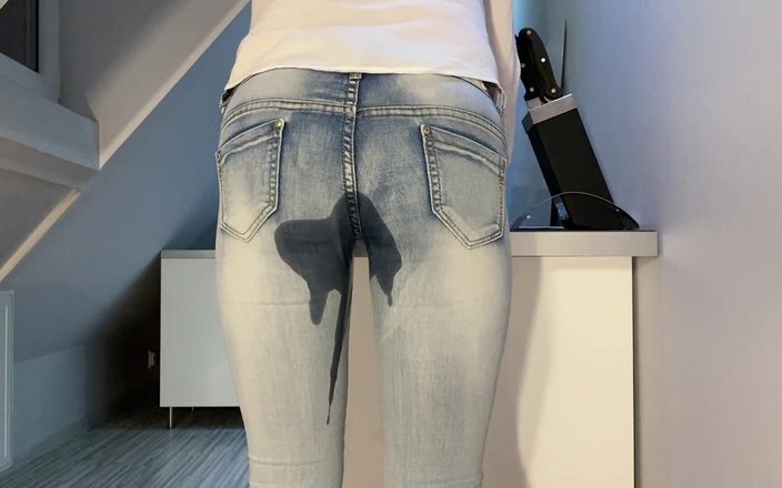 Aqua Pola: Desperate Pee em Jeans e em Minha Boca