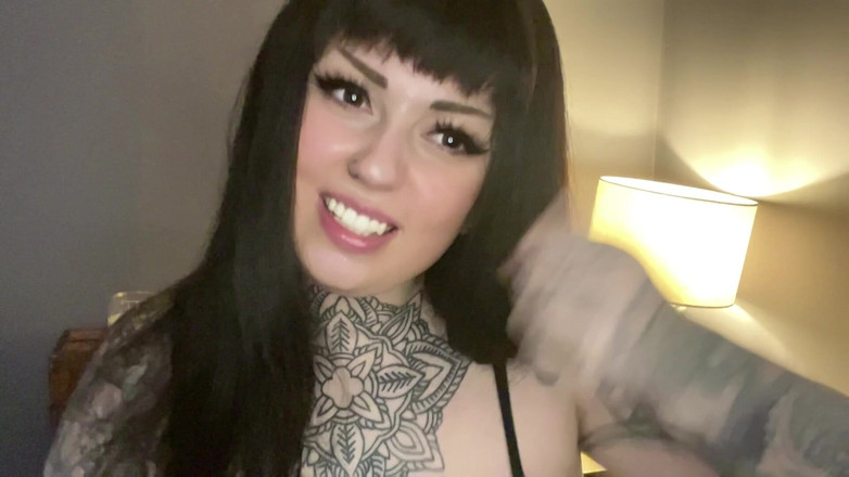 Miss Valentina: Dea tatuata relitto - istruzioni per masturbazione