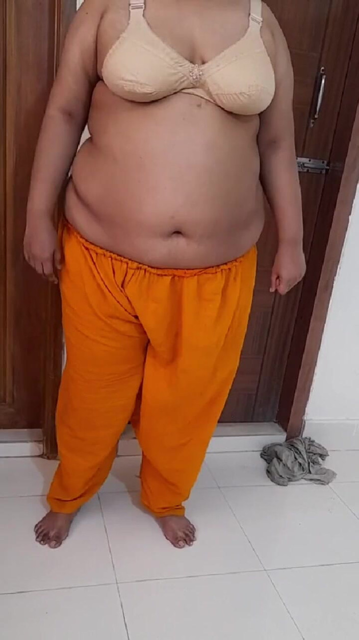 Aria Mia: Mẹ kế Ấn Độ khoe bộ ngực trong khách sạn