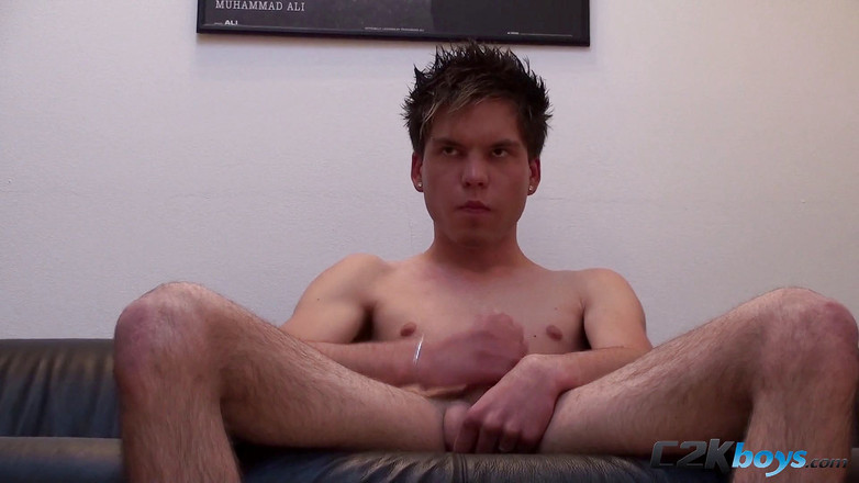 C2K Boys: Minh wird in seinen blauen slips aufgeregt und beginnt, seinen...