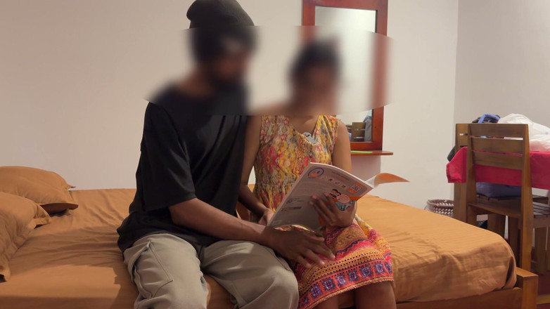 J kodi: Evde yalnız olan genç kız üvey erkek kardeşi tarafından sikiliyor.