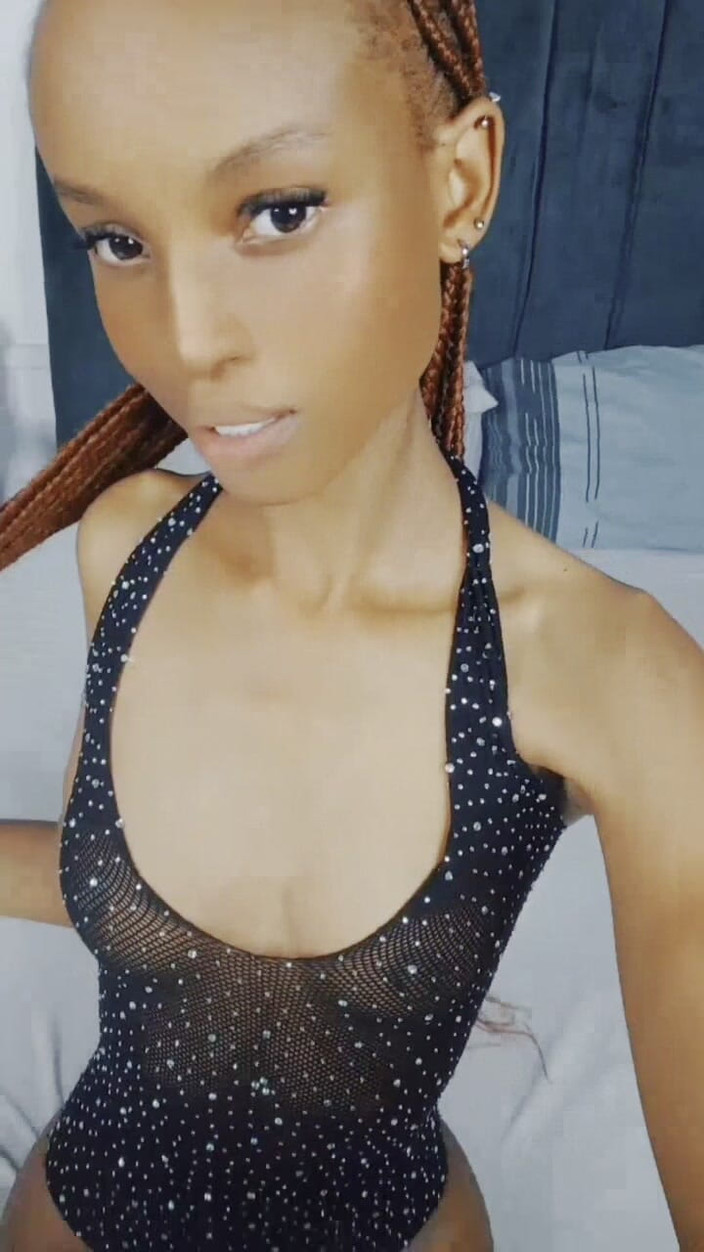 sunnyslimx: Flaca africana soñando con un gangbang de estilo alemán