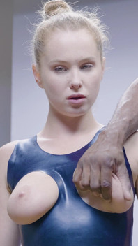 18 Plus modelka v latexových šatech je ošukaná do zadku a vezme xxl nálož spermatu na obličej