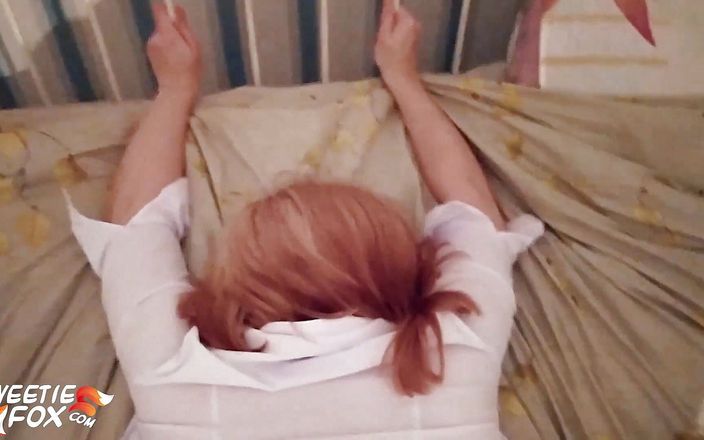 Sweetie Fox: La rossa succhia il cazzo e scopa la figa dopo...