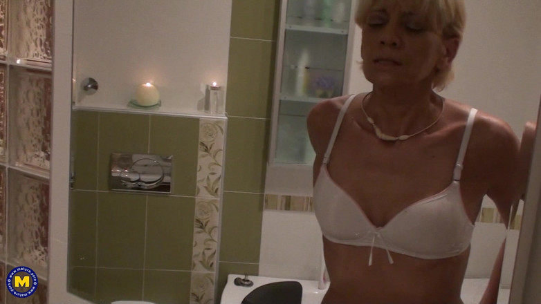 Mature NL: पतली परिपक्व महिला karine C. बाथटब में हस्तमैथुन करती है