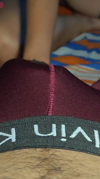 Aku bantuin pacarku masturbasi pakai mainan seks barunya - honey play box