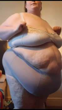 SSBBWはシャワーの後に着替えます