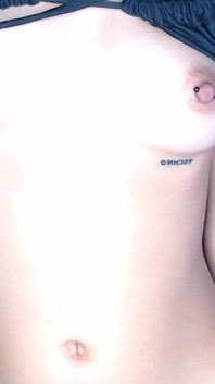 İlk kez porno görüyorum, gıdıklanıyorum ve orgazm olana kadar mastürbasyon yapıyorum