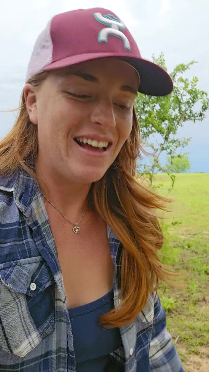 NaughtyRedFarmgirl: Roodharige neukt kont en poesje dat buiten spuit