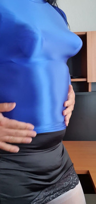 Předváděm svou modrou spandexovou halenku a špičatá prsa
