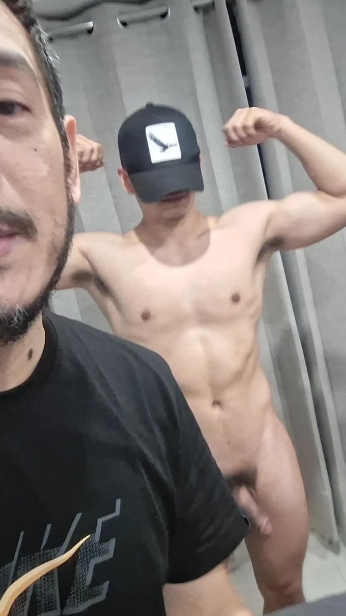Bare skin man: Začal mluvit a skončil s plnou pusou