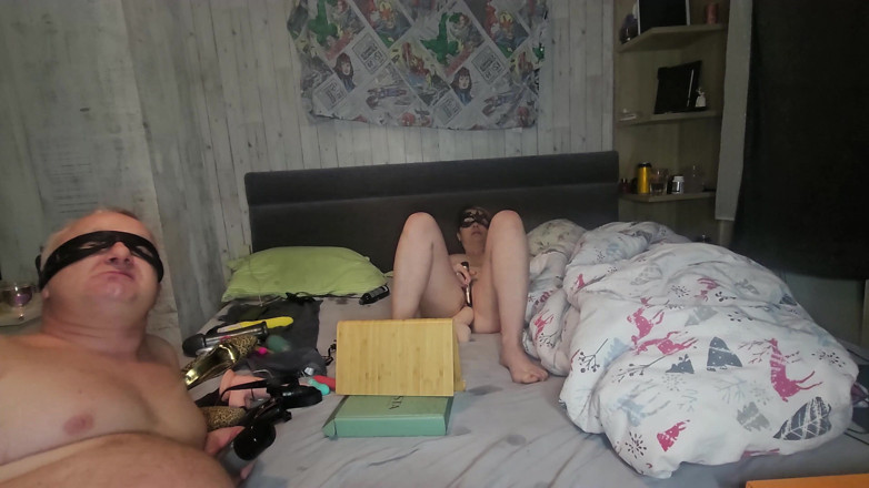 Anal Fetish Couple: Moglie infedele si masturba con uno sconosciuto mentre il marito...