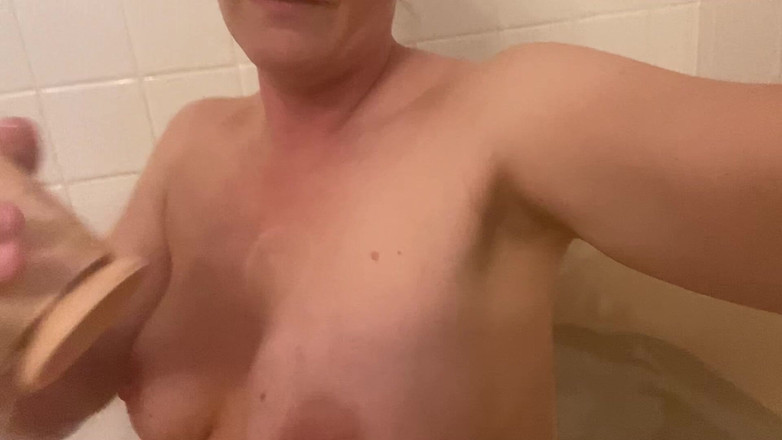 Sarah Passions: Tette cazzo in vasca e allargandomi il culo e scopando