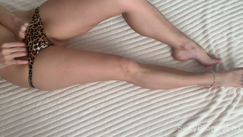 Sexy blonde Fox: Step Stepsister Help to Cum Quickly