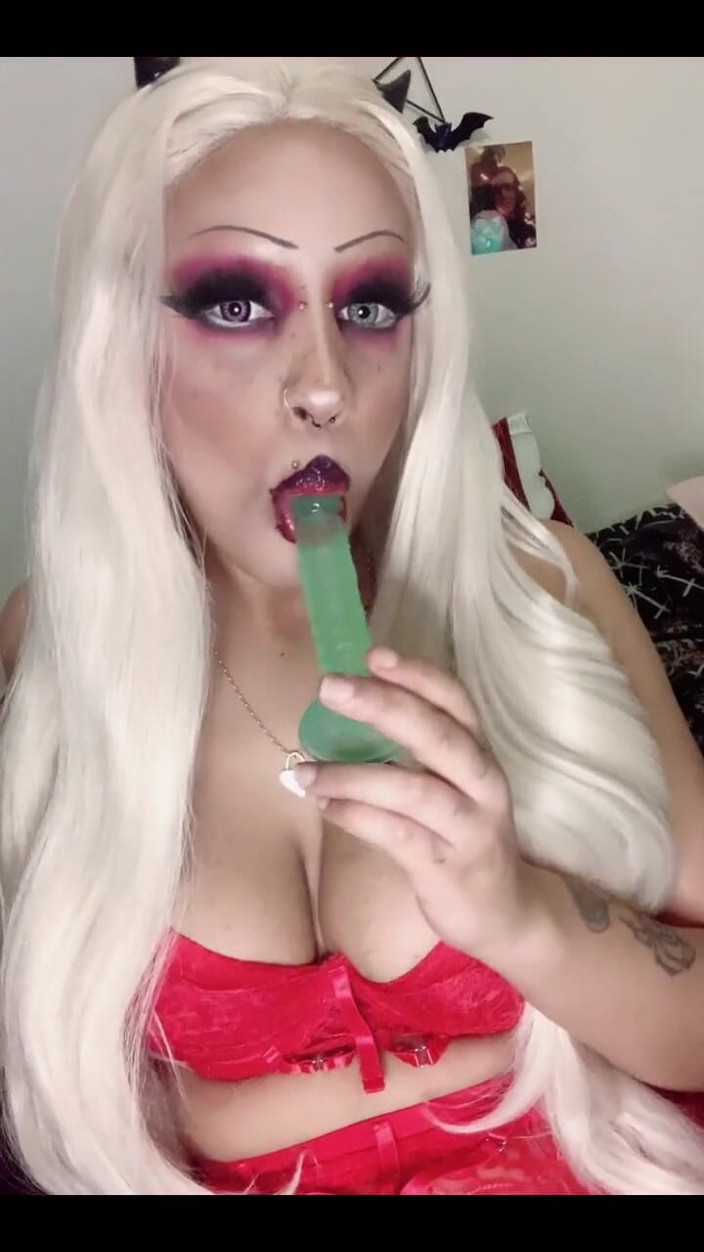 Laika Lewd: Onun yerine seni yalamamı istemez misin?