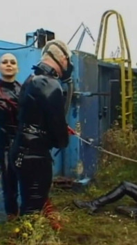 Lizanie cipki w masce przeciwgazowej upokarzające