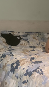 Tante seksi dengan stoking seksi ini ngocok kontolmu dengan nikmat