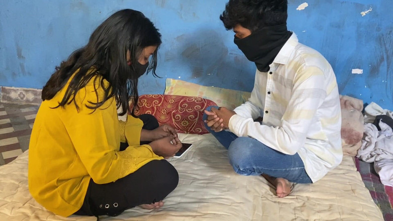 Indian Teen Girl's: Abang tiri dan adik tiri lagi mesra-mesraan di luar ruangan!