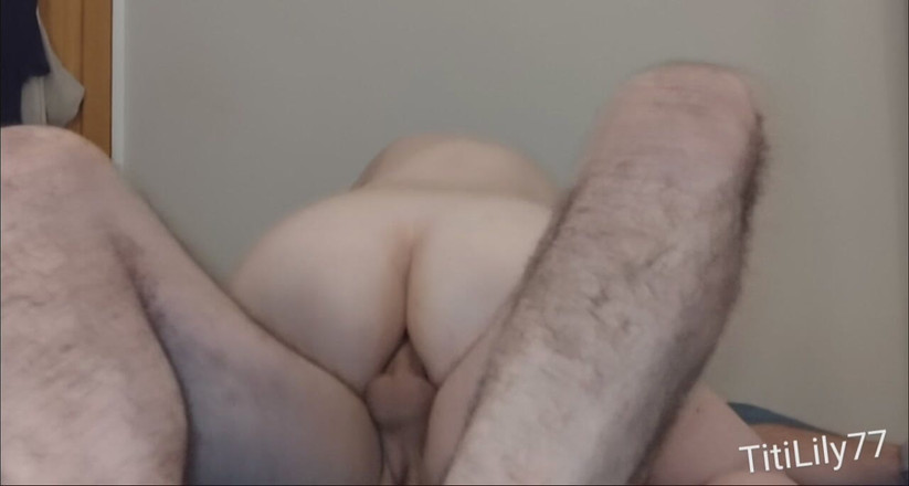 Titi77: Er entfernt das kondom seines großen schwanzes, um ihren Anus...