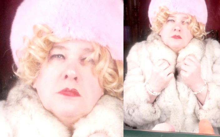 Trans fur bitch: Trans futrzana kobieta daje podwójny seks oralny w miękkim, niebieskim...