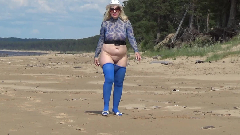 Lady Rose pee pee: Golden Rain 95 - Piss on Beach