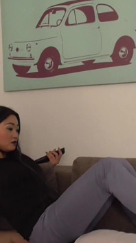 คุณนายเอเชียเข้มงวด สั่งดมเท้า