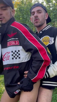 Xiscoxx spielt mit Leo Bulgari im Wald