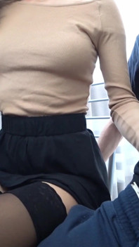 セクシーなクラスメートが机の下でオナニーしてしゃぶる!