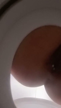 Une esclave dans la salle de bain regarde Bellealiz faire pipi et