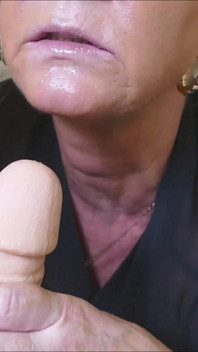 Muie cu vibrator neglijentă și vedere de aproape cu degetul, cu vedere la persoana 1, futându-mi pizda umedă și strâmtă