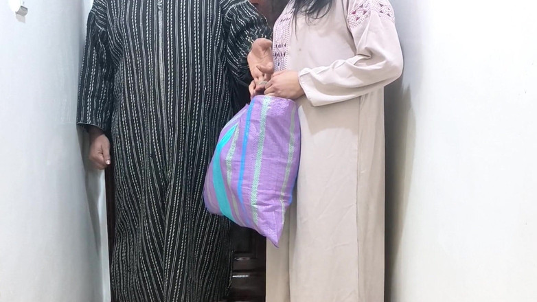 Amal Arab: Arab Berkongkek di atas lantai