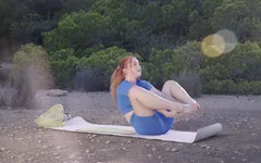 Yoga hutan luar ruangan dengan pose bayi yang bahagia!