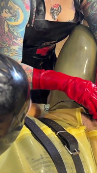 POV latex handschoenen dubbele domme handjob rand plagen met Electro Stim met mevrouw Li Ying en onze rubberen gimp