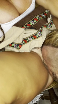 Lederhosen schlampen ficken typen, um ihn dazu zu bringen, seinen bar-tab zu bezahlen