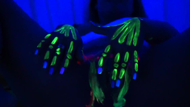 Cipriani: Playing with neon paint, this sexy Colombian masturbates until she...