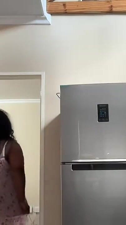 Legendary Booty Overdose: Une MILF BBW à forte poitrine fait un strip-tease et se...