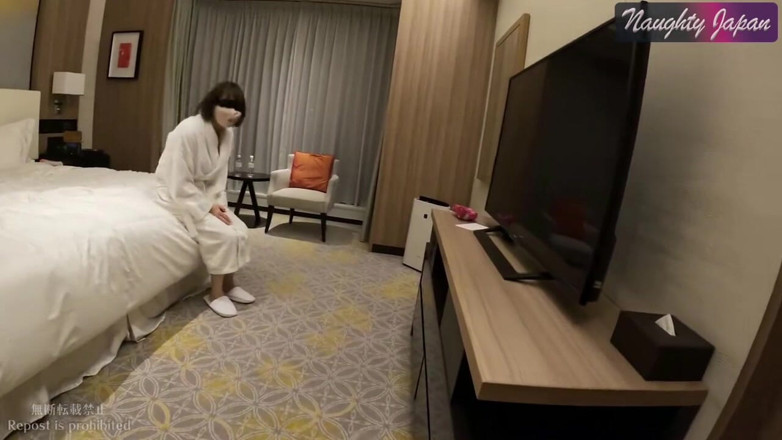 J-Girls Club: 灿烂的K杯美女 - 迷人的微笑为她的第一次热情表演提供动力 - angle1