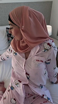 Une femme en hijab se fait baiser par son meilleur ami